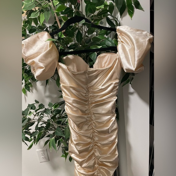 OH POLLY LUXE LIFE BARDOT RUCHED SATIN
METALLIC MINI DRESS IN IVORY, SIZE US2 - Picture 4 of 4